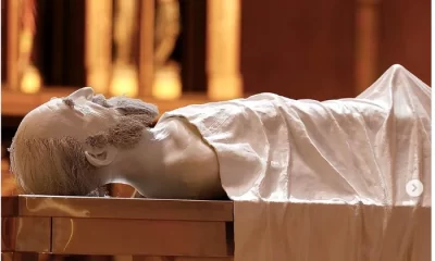 Statuia unui preot catolic, în erecție, a fost expusă într-o biserică. Ce a vrut să transmită autorul