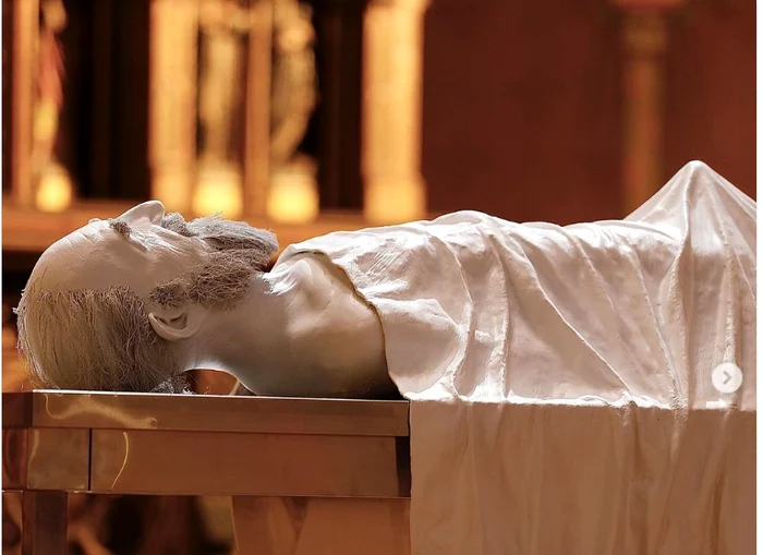 Statuia unui preot catolic, în erecție, a fost expusă într-o biserică. Ce a vrut să transmită autorul