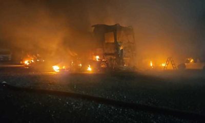 Un incendiu violent mistuie un parc auto din 2Mai. Cisterne de bitum fără încărcătură ard. Nu sunt victime