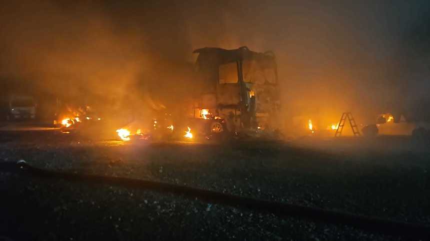 Un incendiu violent mistuie un parc auto din 2Mai. Cisterne de bitum fără încărcătură ard. Nu sunt victime