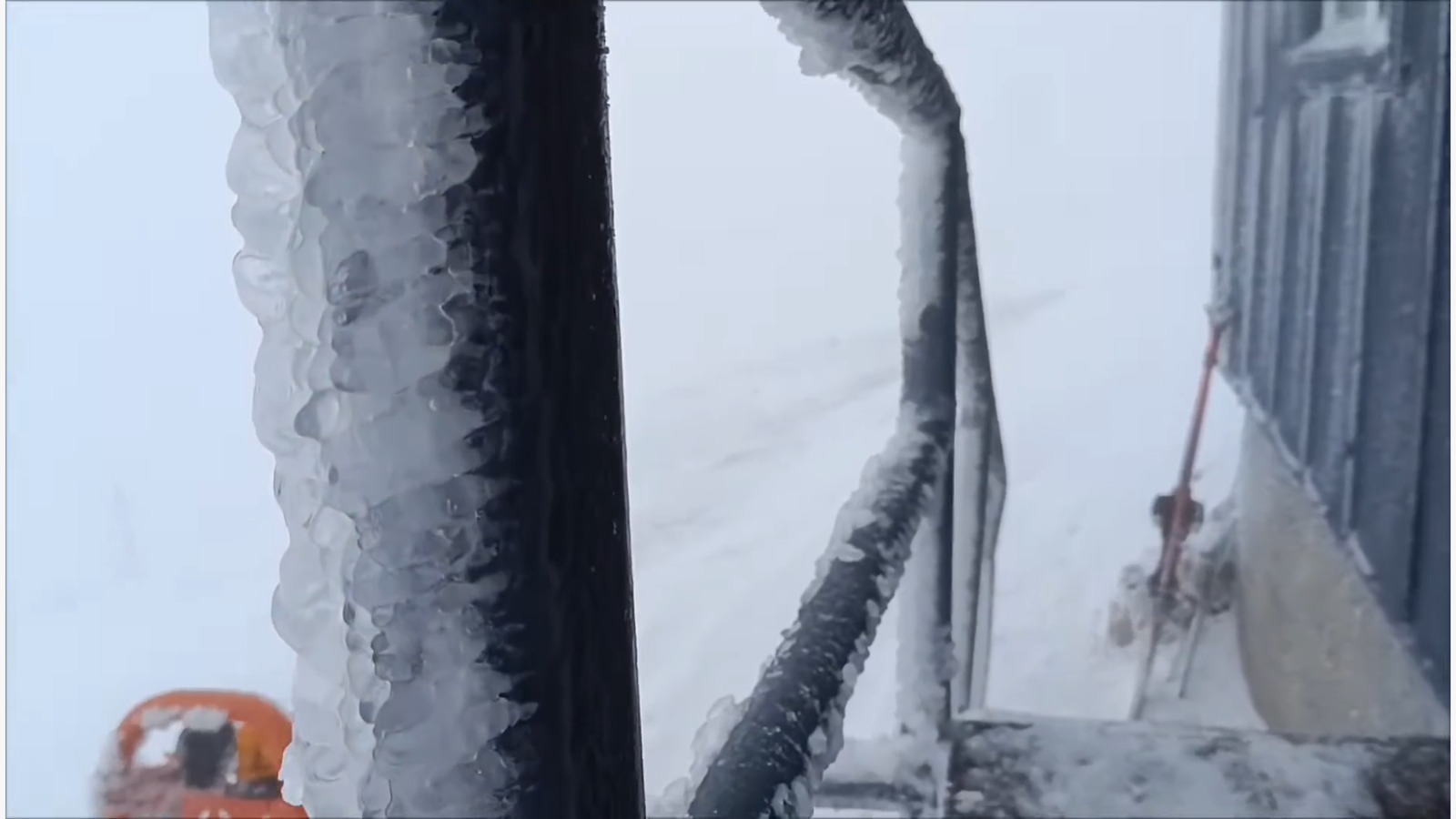 Vreme năprasnică în Bucegi. Salvamont cere schiorilor să EVACUAZE rapid pârtiile