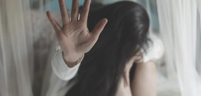 „Corecția” barbară pe care un bărbat i-a aplicat-o soției: I-a tăiat părul cu toporul, a ras-o în cap şi a bătut-o crunt