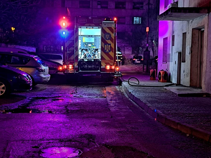 Bărbat de 53 ani, decedat într-un incendiu la Slatina. Mai mulți vecini au ieșit la timp din blocul cuprins de flăcări