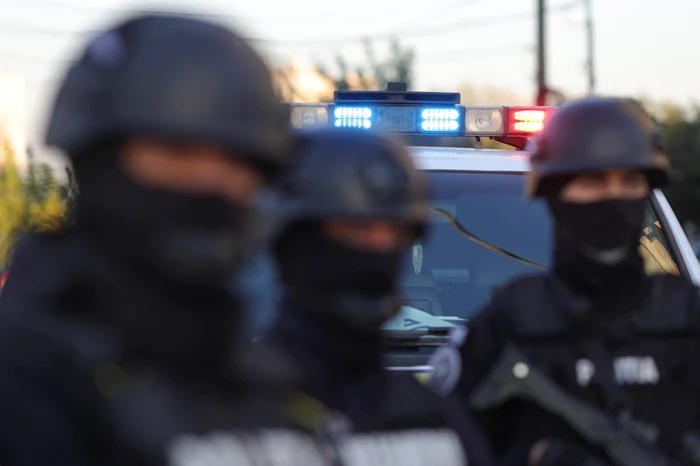 Bărbat reținut după ce postat un video prin care îndemna la revoltă în spaţul public, nemulțumit de anularea alegerilor prezidenţiale