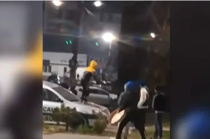 Cinci adolescenți au vandalizat o mașină a Poliției Locale din Gura Humorului. Sunt căutați pentru distrugere