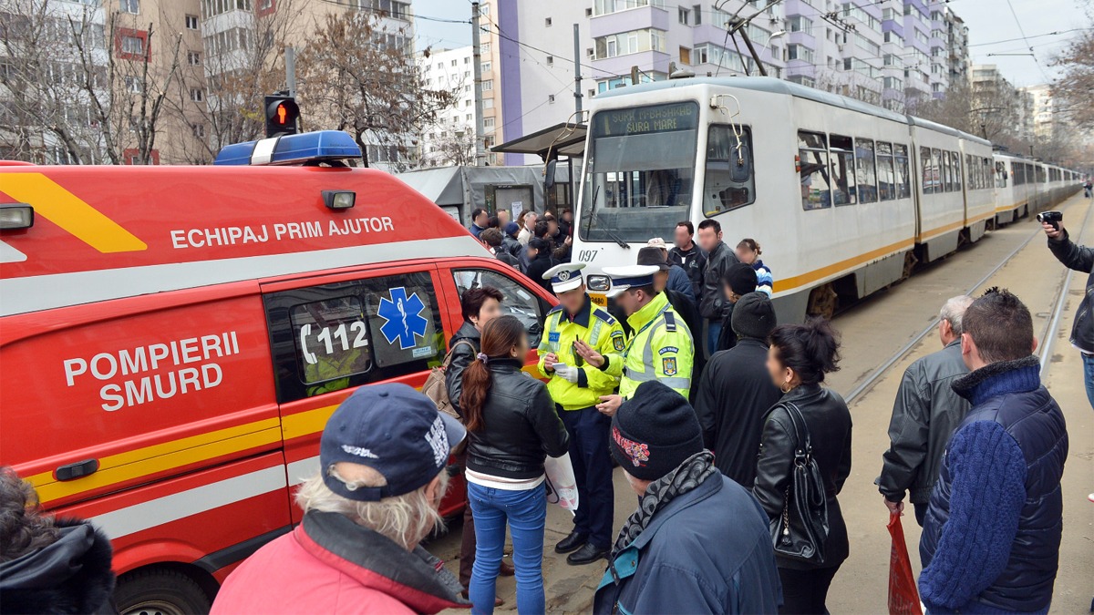 Copilul le-a fost lovit de un tramvai STB și trebuie să dea 1.700 € pe parbriz