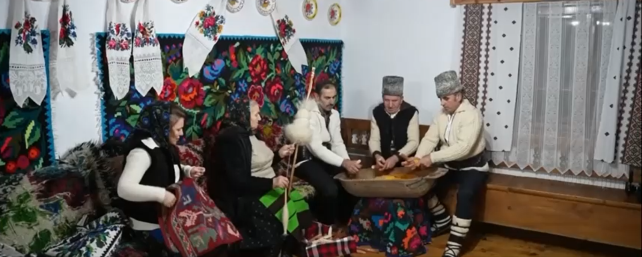 În Maramureș, obiceiul șezătorilor este păstrat cu sfințenie în continuare. Care sunt TRADIȚIILE din această zonă, de Crăciun