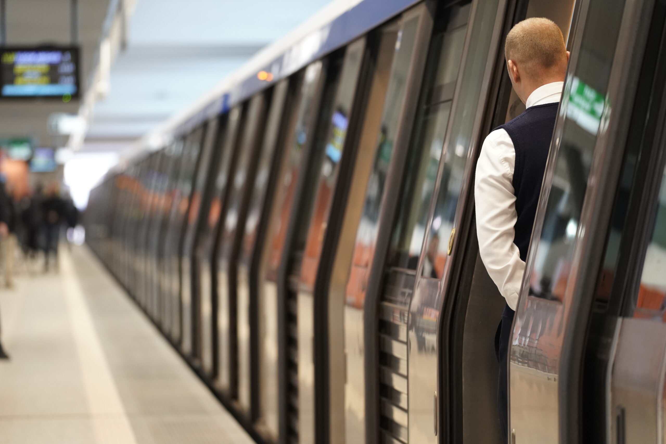 Metrou în București. Avertisment din interior: Liniile încep să crape