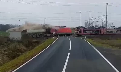 Momentul în care șoferul unui camion sfidează moartea. Cum a reușit să se salveze înainte să fie lovit de tren