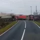 Momentul în care șoferul unui camion sfidează moartea. Cum a reușit să se salveze înainte să fie lovit de tren