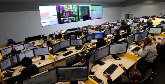 O fată de 18 ani și părinții săi, terorizați de un angajat STS. Le-a trimis mesaje, o toporișcă în pungă și i-a amenințat cu moartea