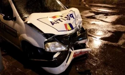 O maşină de poliţie s-a răsturnat după ce a fost implicată într-un accident rutier în judeţul Satu Mare