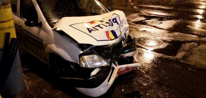 O maşină de poliţie s-a răsturnat după ce a fost implicată într-un accident rutier în judeţul Satu Mare O maşină de poliţie s-a răsturnat după ce a fost implicată într-un accident rutier în judeţul Satu Mare