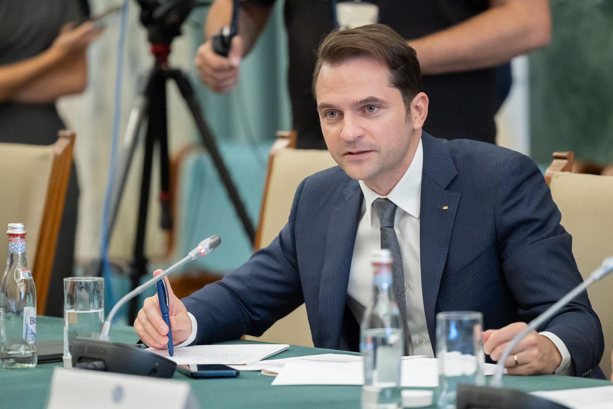 Propagare a neîncrederii în instituţiile democraţiei