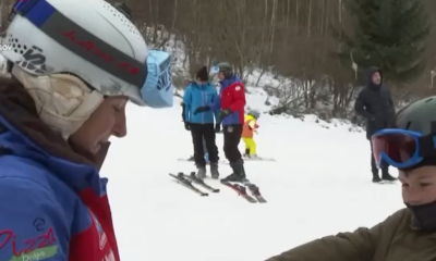 S-a dat STARTUL la distracția pe zăpadă. Pârtiile pentru începători sunt pline de copii și adulți care vor să învețe să schieze sau să se dea cu placa