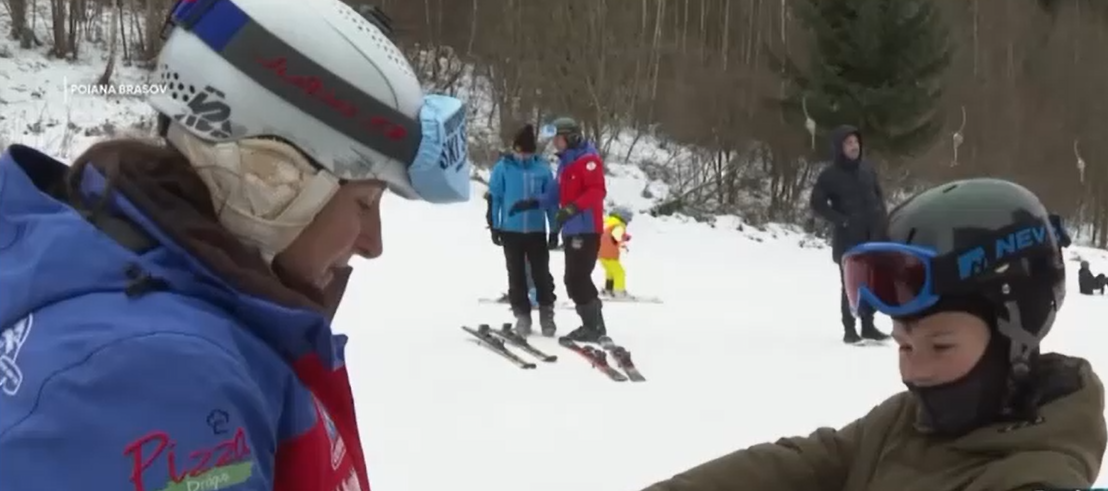 S-a dat STARTUL la distracția pe zăpadă. Pârtiile pentru începători sunt pline de copii și adulți care vor să învețe să schieze sau să se dea cu placa