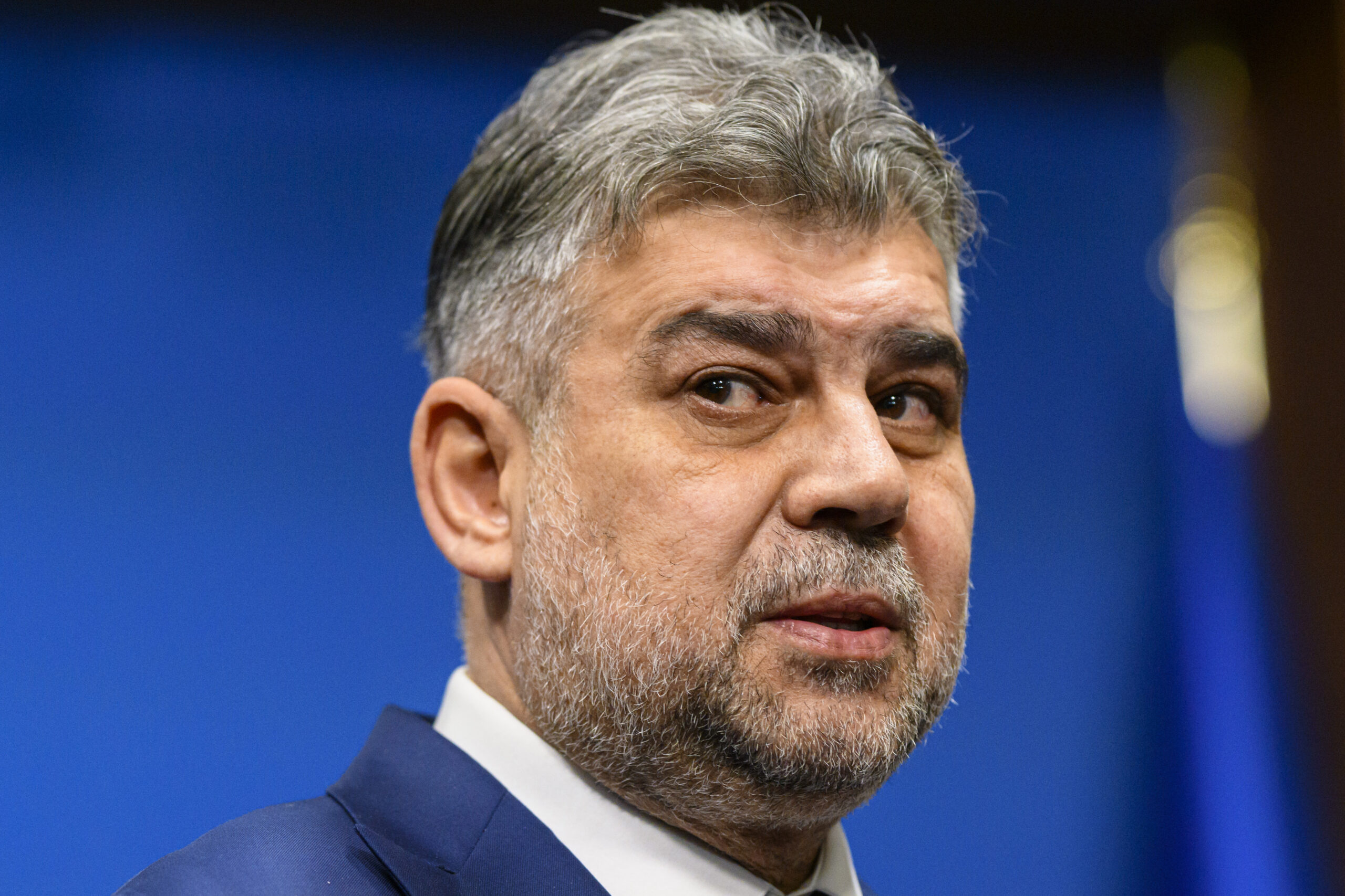 Ultima variantă de OUG trenuleț. Salarii şi sporuri plafonate, concediu medical plătit doar cu 65%, tăieri la banii pentru partide