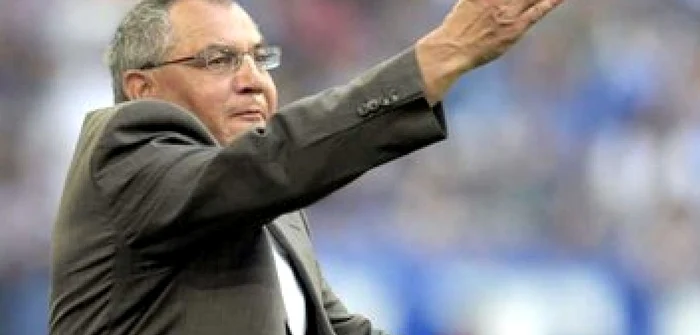 Un antrenor acuzat de fotbaliștii români că îi umilea revine în fotbal la 71 de ani