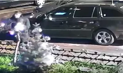 Un tânăr a furat instalațiile de Crăciun montate pe brazii din fața blocului. „Avea geanta pregătită pentru așa ceva”