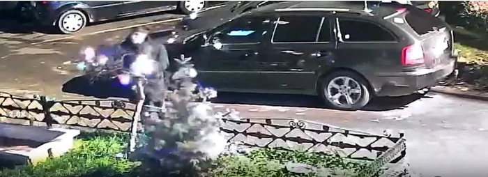 Un tânăr a furat instalațiile de Crăciun montate pe brazii din fața blocului. „Avea geanta pregătită pentru așa ceva”