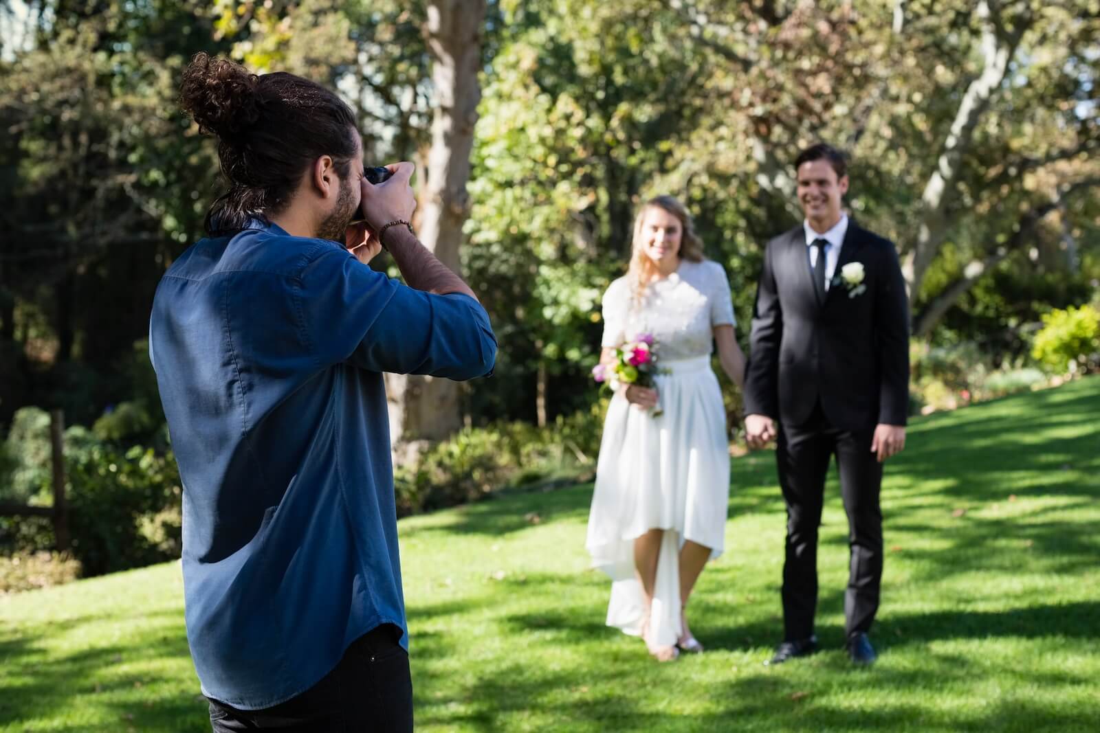Cum să alegi fotograful perfect pentru nunta ta: 5 întrebări esențiale înainte de semnarea contractului Cum să alegi fotograful perfect pentru nunta ta: 5 întrebări esențiale înainte de semnarea contractului