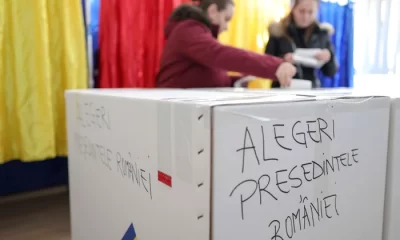 „Românii votează cum dansează pe manele”. Efectul României needucate explicat de doi reputați profesori