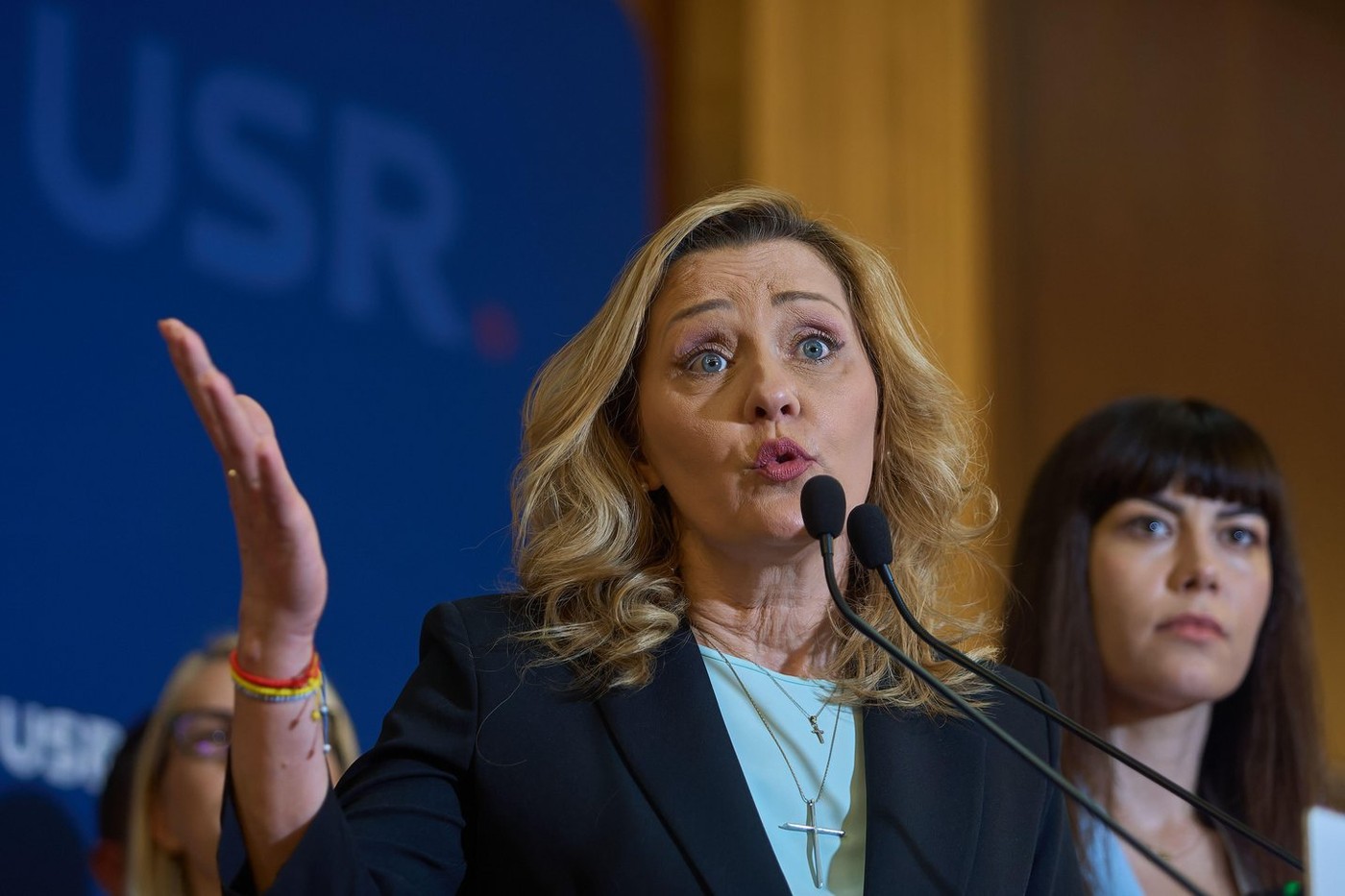 „Se cutremură economia în România. Vedeți ce se întâmplă pe BURSĂ, pe pilonul de pensii, pe cursul valutar”