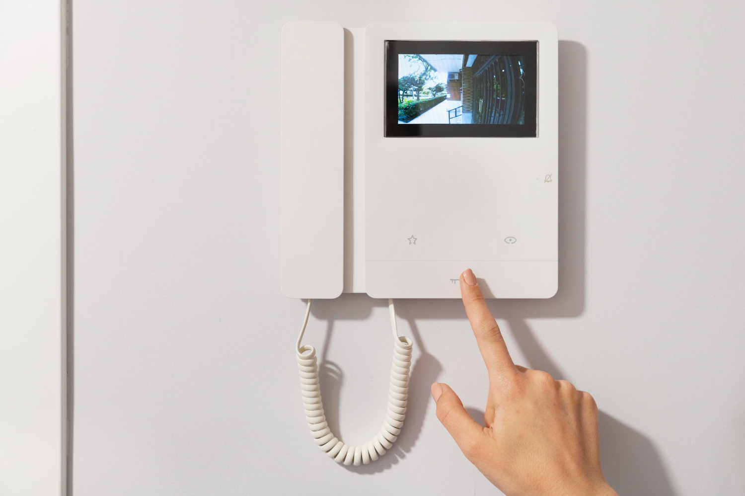 6 motive să alegi un interfon video pentru casa ta