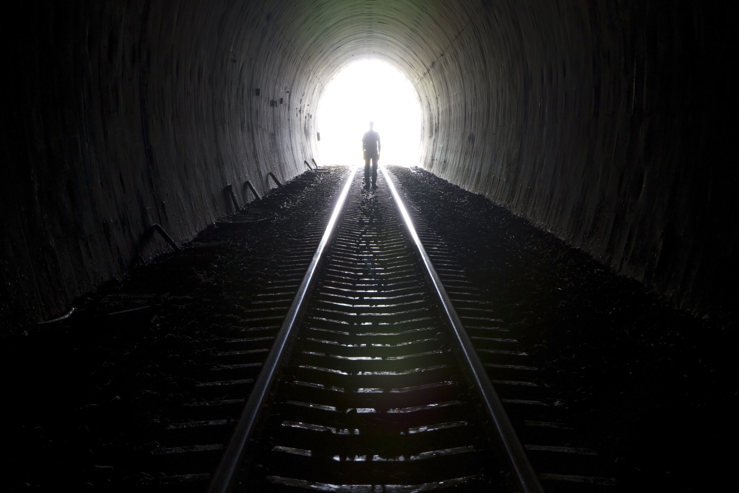 FANTOMA unui inginer care și-a pierdut viața în ziua inaugurării încă se plimbă de 100 ani, purtând două fire electrice