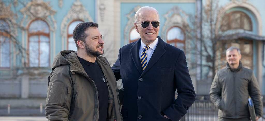POVESTEA româncei care le păzește „spatele” marilor lideri ai lumii. Momentele de neuitat în care i-a escortat pe Biden și Zelenski