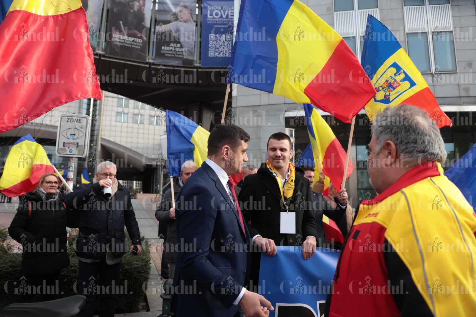 PROTEST AUR în fața Parlamentului European împotriva anulării alegerilor prezidențiale. Circa 150 de persoane sunt prezente la manifestație