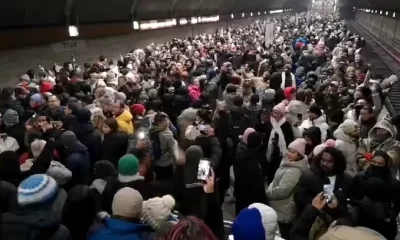 Sute de nepalezi au sărbătorit trecerea dintre ani în stațiile de metrou. „Presimt o criză de livratori Glovo în București și nu numai”