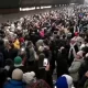 Sute de nepalezi au sărbătorit trecerea dintre ani în stațiile de metrou. „Presimt o criză de livratori Glovo în București și nu numai”