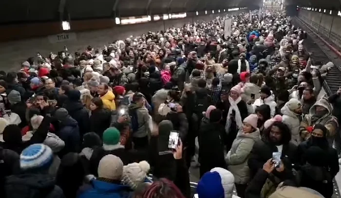 Sute de nepalezi au sărbătorit trecerea dintre ani în stațiile de metrou. „Presimt o criză de livratori Glovo în București și nu numai”
