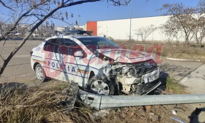 Un curs pentru conducere defensivă s-a încheiat prost. Polițiștii și-au distrus mașina într-un stâlp Un curs pentru conducere defensivă s-a încheiat prost. Polițiștii și-au distrus mașina într-un stâlp