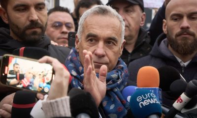 „Chiar este omul ales de popor pentru prezidențiale sau este doar marioneta Partidului Social Democrat?” „Chiar este omul ales de popor pentru prezidențiale sau este doar marioneta Partidului Social Democrat?”