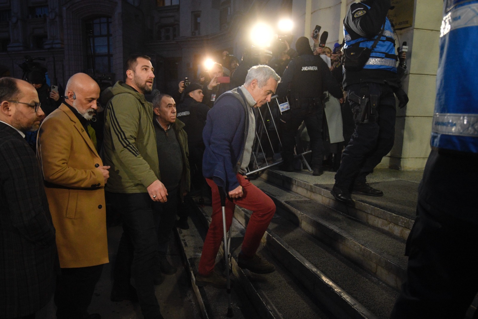 Aflat sub control judiciar, Călin Georgescu nu a fost găsit acasă de polițiștii din Buftea care-l căutau să-i dea o citație