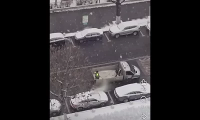 Angajați din Capitală, FILMAȚI când aruncă material antiderapant direct pe mașinile parcate. „Nu vă mai plângeți de ineficiența autorităților”