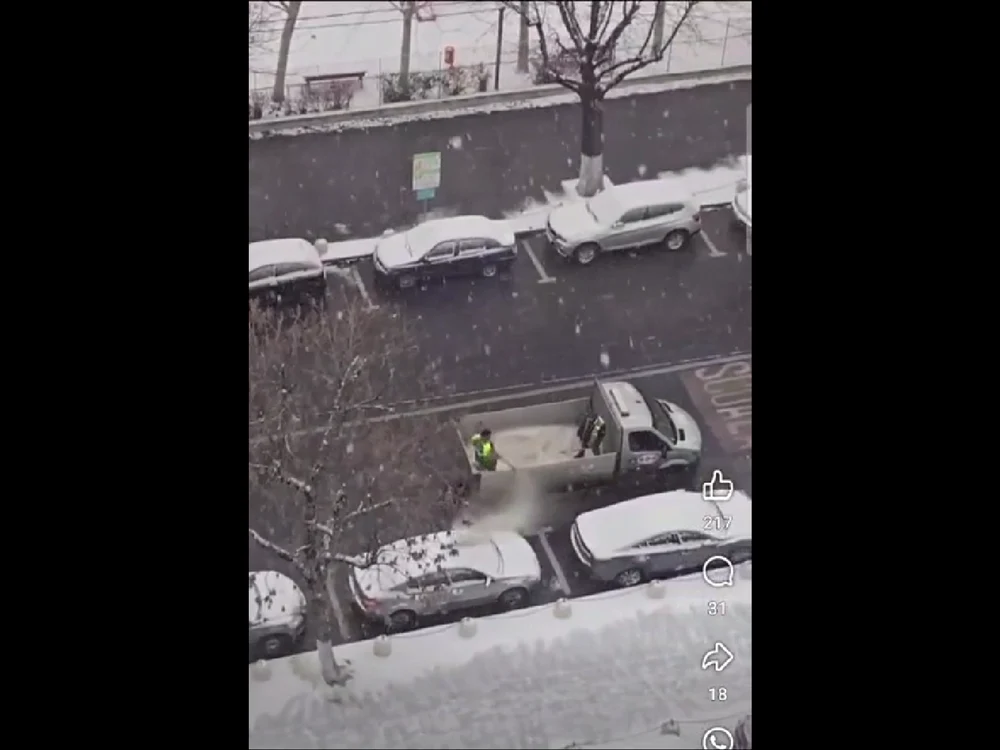 Angajați din Capitală, FILMAȚI când aruncă material antiderapant direct pe mașinile parcate. „Nu vă mai plângeți de ineficiența autorităților”