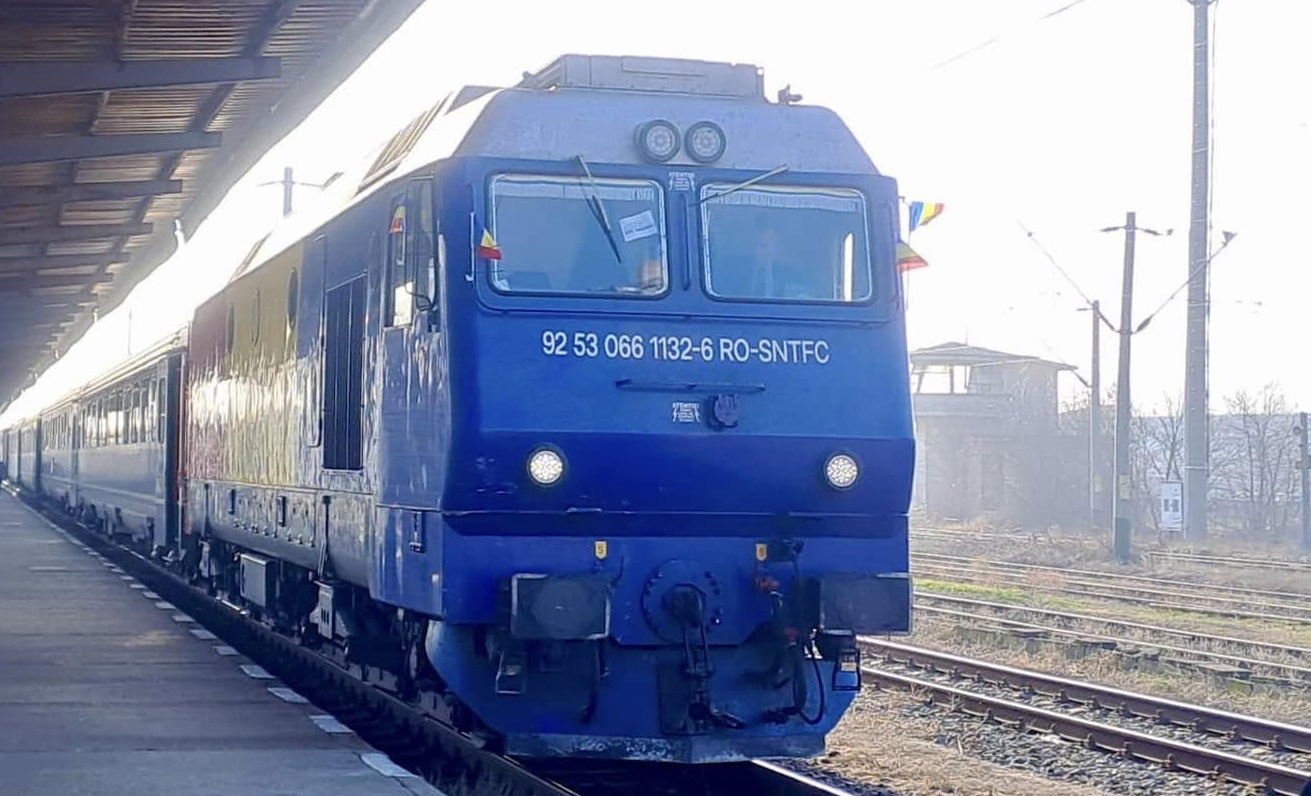 BLOCAJ pe calea ferată după ce un tren a fost direcționat greșit. Întârzieri de peste patru ore pentru o serie de trenuri