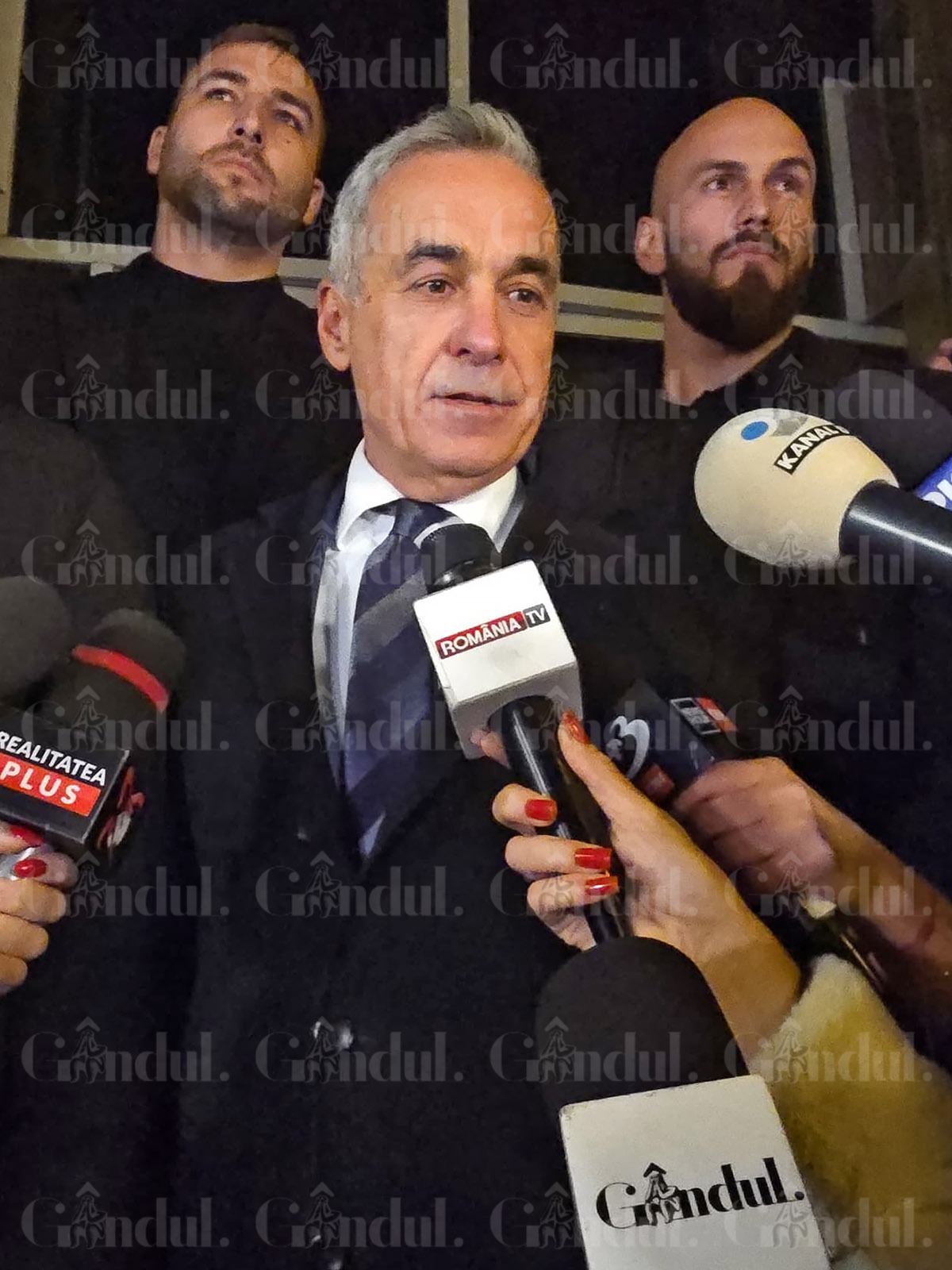 Călin Georgescu îl acuză pe președintele interimar Iie Bolojan de „PROPAGANDĂ” soroșistă. Suveranistul cheamă românii în Piața Constituției