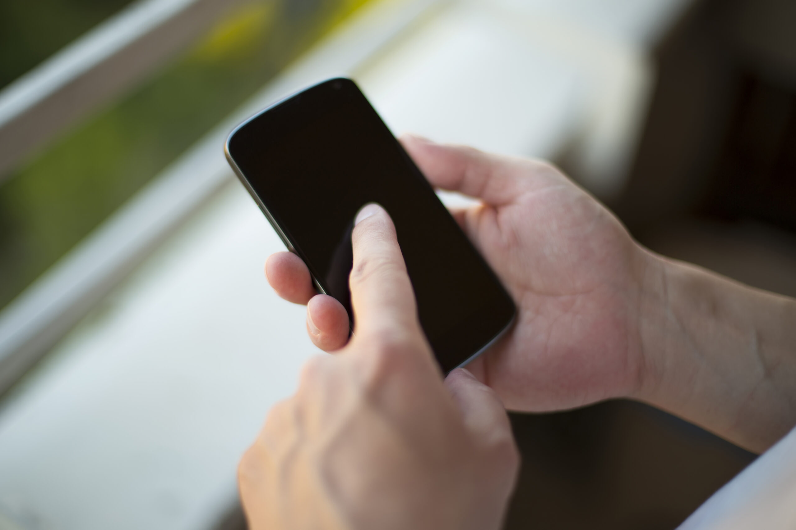 Ce a PĂȚIT un francez, pentru că vorbea la telefon pe speaker pe peronul gării din Nantes. A fost nevoie de intervenția agenților de securitate