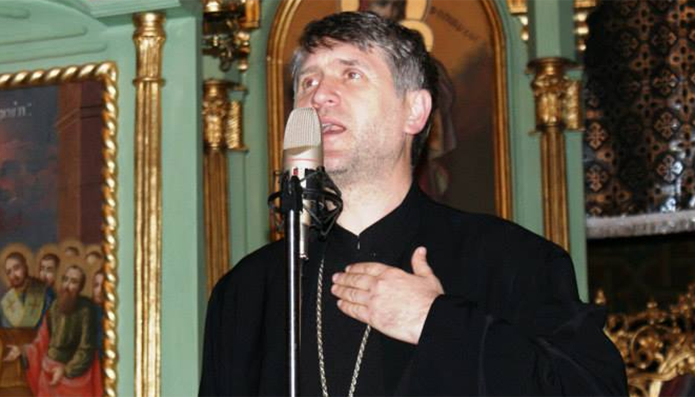 Ce s-a ales de Cristian Pomohaci, la 8 ani după ce a fost răspopit. A fost fotografiat cu o celebră vedetă TV, în fața unui hotel din București