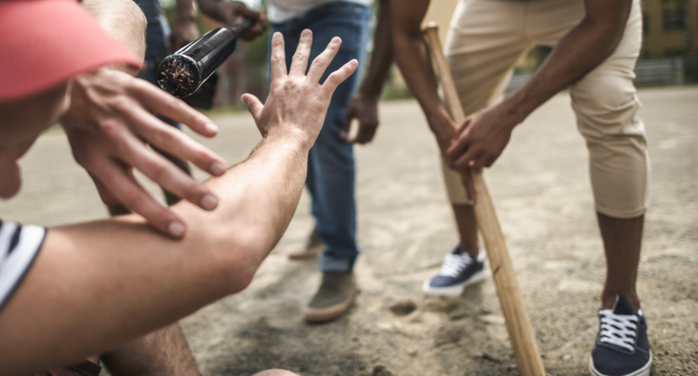 Două persoane au murit în bătaia de la URZICENI dintre două clanuri. Au fost trimise mai multe echipaje pentru a aplana conflictul