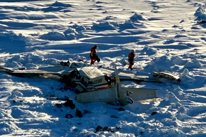 Epava avionului dispărut în Alaska a fost găsită. Toate cele 10 persoane aflate la bord au murit