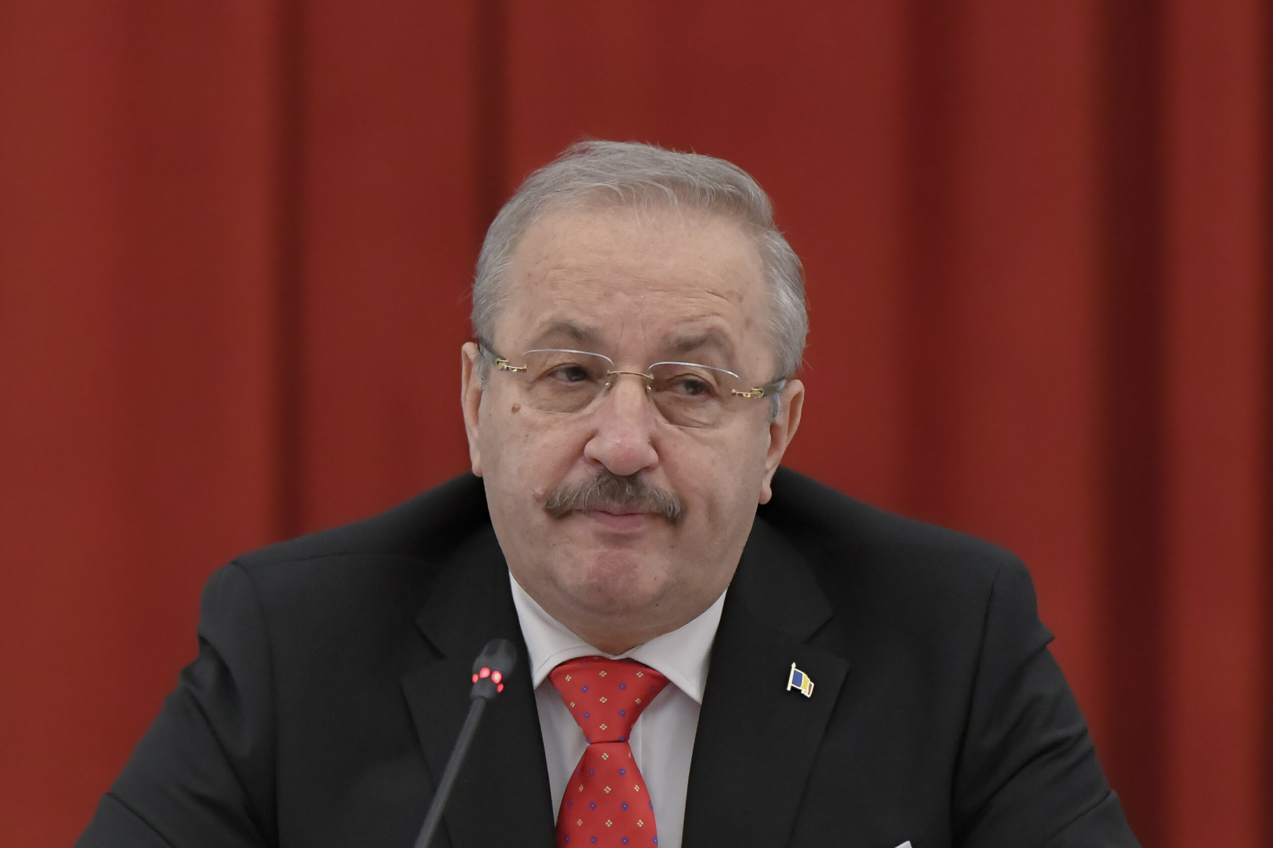 Este un om care ține la contracte și la cuvântul dat