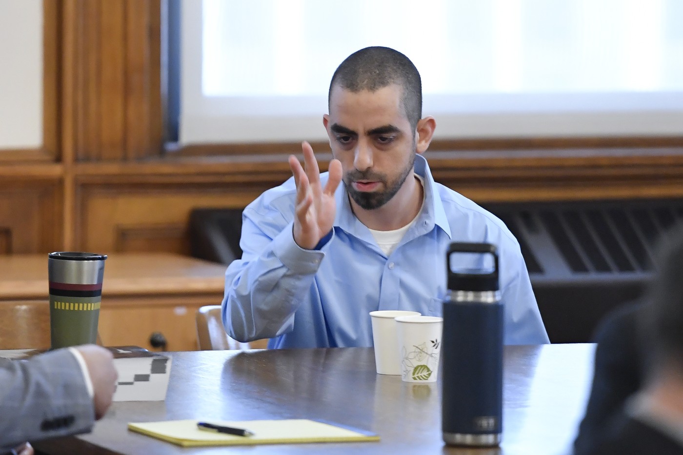 Începe procesul împotriva bărbatului acuzat că a încercat să îl ucidă pe Salman Rushdie. Hadi Matar riscă zeci de ani de închisoare