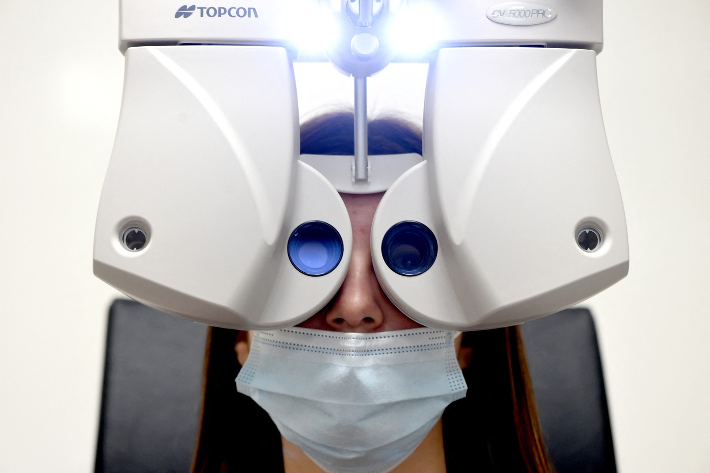 La 5 ani după o intervenție chirurgicală de 60 minute, patru copii născuți nevăzători pot să distingă formele, chipurile părinților și să scrie