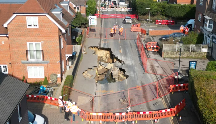 Locuitorii unui oraș din Marea Britanie, evacuați după apariția unei gropi uriașe în asfalt. „Suntem pur și simplu terifiați”