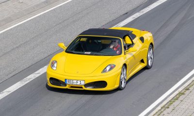 Momentul în care angajatul unui showroom distruge o mașină FERRARI în valoare de jumătate de milion de euro